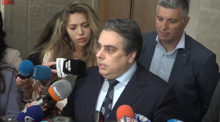 И ТОВА ДОЖИВЯХМЕ! Асен Василев брани хулиганите, пребили полицейския шеф в Русе. Недоволства, че са арестувани, без да са осъдени. Къде беше, когато Киро арестува Борисов?