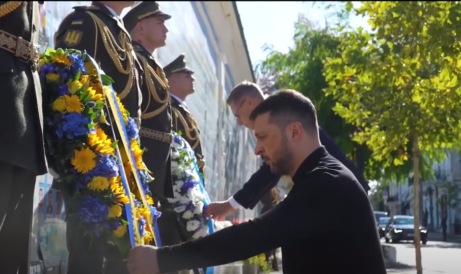 Зеленски и Стуб почетоха паметта на загинали защитници на Украйна