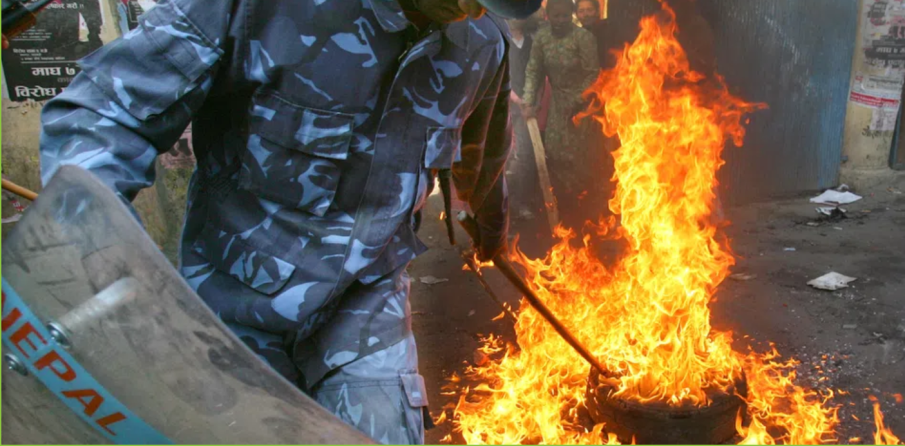 Протестиращи в Непал подпалиха сградата на парламента