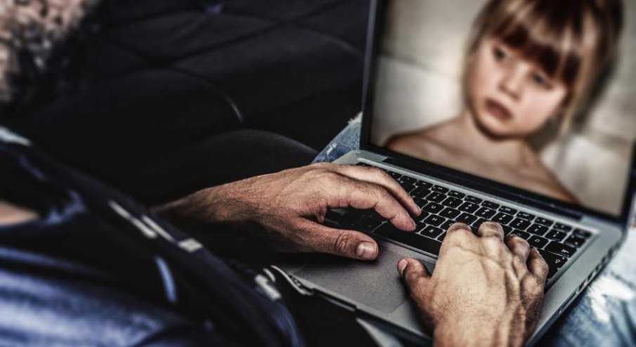 „Ще дойда, ще те целувам и галя, аз съм с опит“: Как педофилите ловят деца онлайн (18+)