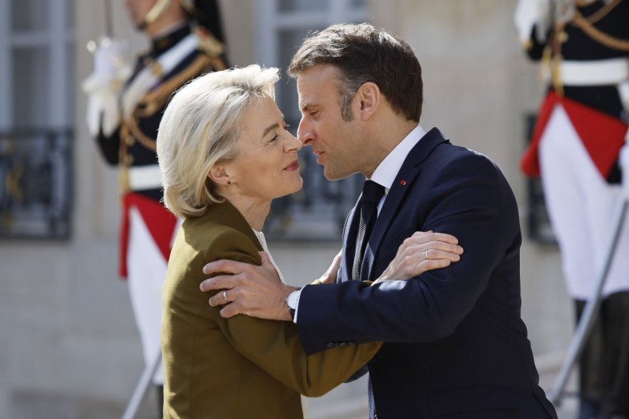 Правителството на Франция падна и Европа стресна