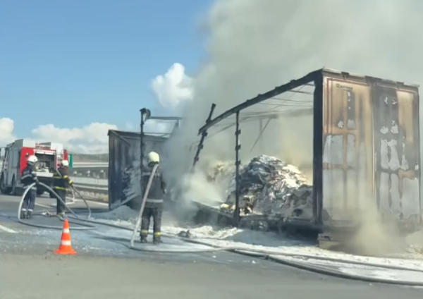 Камион изгоря на магистрала Струма (ВИДЕО)