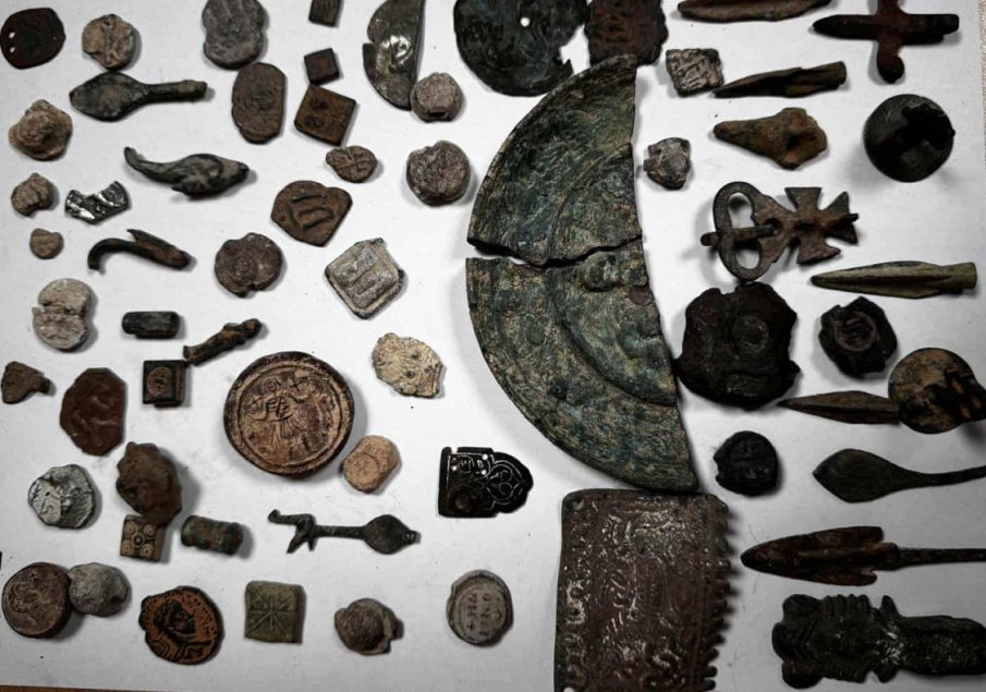 Митничари спипаха над 1800 старинни монети, стрели и части от накити под леглото на тираджия