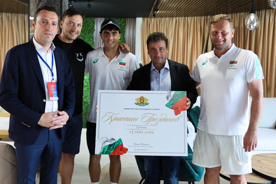 Министър Иван Пешев връчи премии на младите тенисисти Иван Иванов и Александър Василев