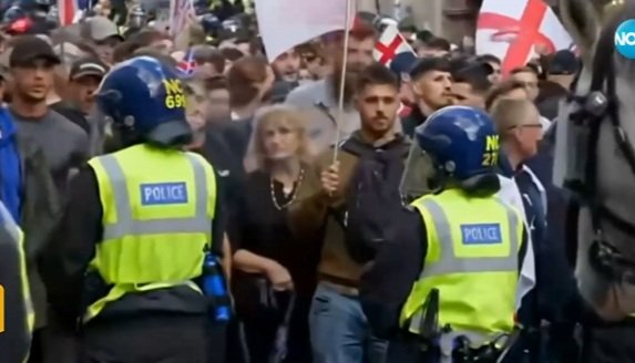 Многохилядни протести срещу имиграцията във Великобритания - стигна се до сблъсъци и арести