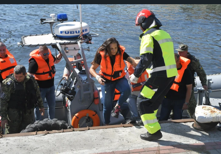 Разиграха спасителна операция на кея в Бургас