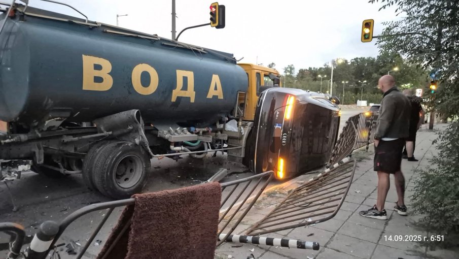 Джип и водоноска катастрофираха в София (СНИМКИ)