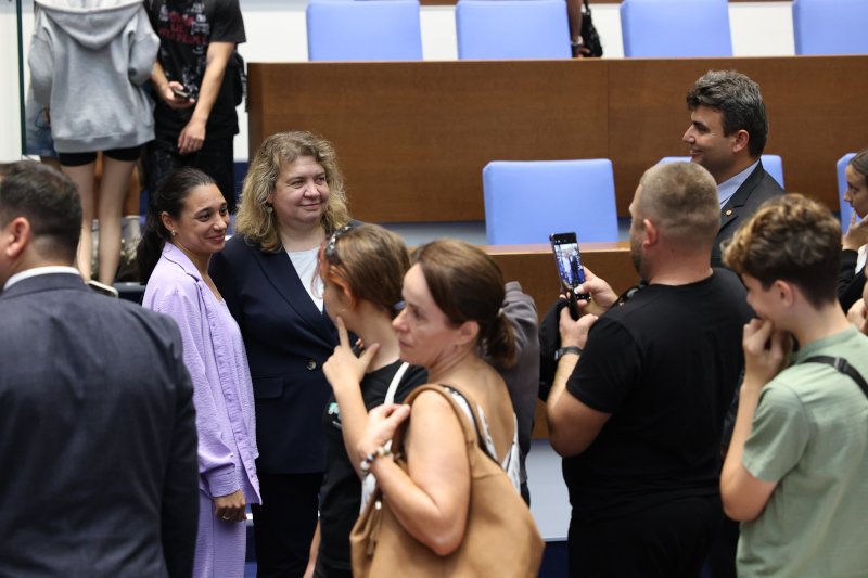 Киселова посрещна в пленарната зала деца от българската общност в Молдова (СНИМКИ)