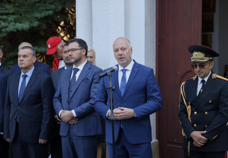 Желязков: Над 10 000 пожара бушуваха през изминалите два месеца, пожарникарите се справиха достойно