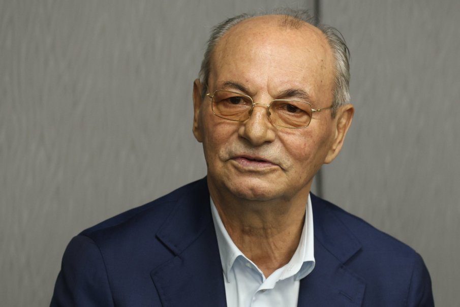 ГЪРМИ СКАНДАЛ! Почетният дерибей Доган принуждава депутатите от АПС да го издържат - всеки му праща по 6 бона на месец