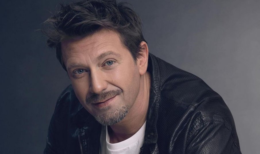 САМО В ПИК И РЕТРО: Секссимволът Калин Врачански кара в насрещното на пъпа на София (ПАПАРАШКИ СНИМКИ)