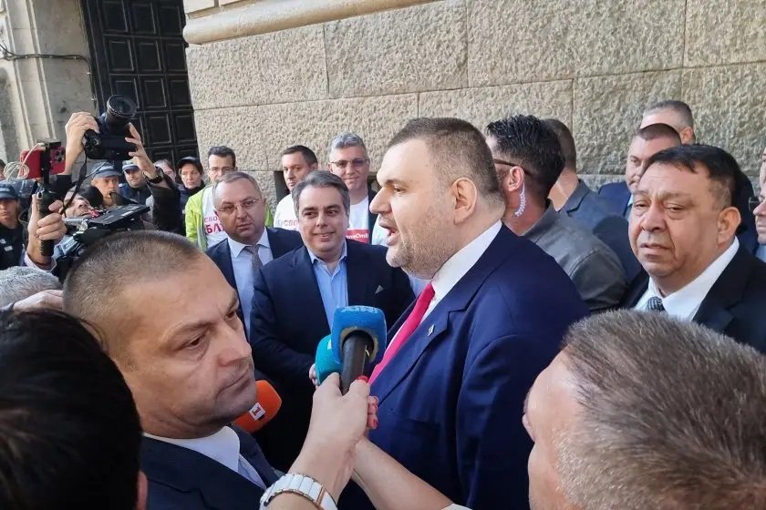 САМО В ПИК! Вижте кой всъщност разпали скандала между Киро, Асен и Пеевски пред парламента (ВИДЕО)