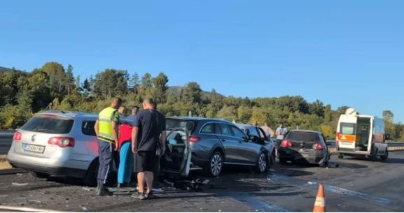 Тежка катастрофа блокира движението на магистрала Струма