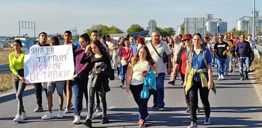 Жители на пловдивско село затварят пътя за Карлово, чакат министър Караджов заради транспортни неволи