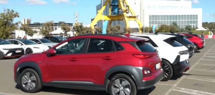 Фестивал на мобилността събра собствениците на 400 електрически коли в Бургас