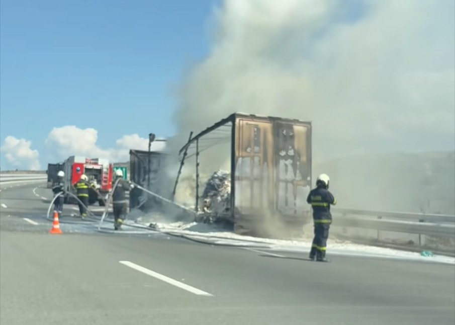 Камион изгоря на магистрала Струма, шофьорът е невредим (СНИМКА)