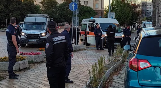 Починалият полицай, охраняващ протеста на Киро и Асен в София, е брат на кмета на Бистрица