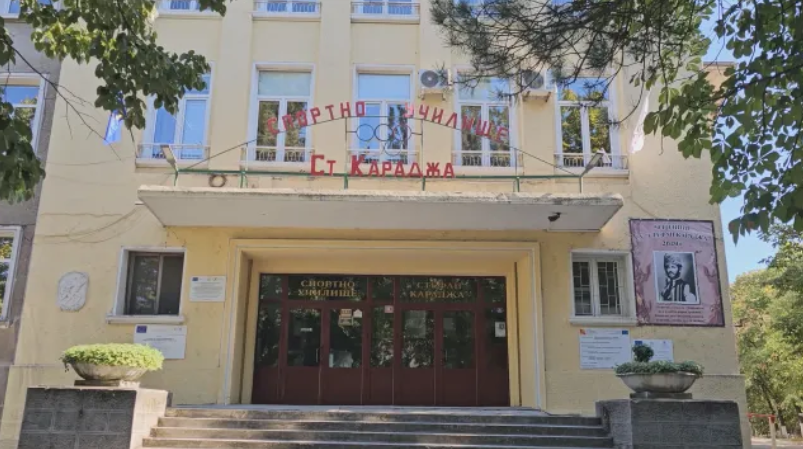 ПУБЕРСКИ ИЗЦЕПКИ: Ученикът от Хасково купил пистолета за 150 лева, взел го в училище, за да се похвали