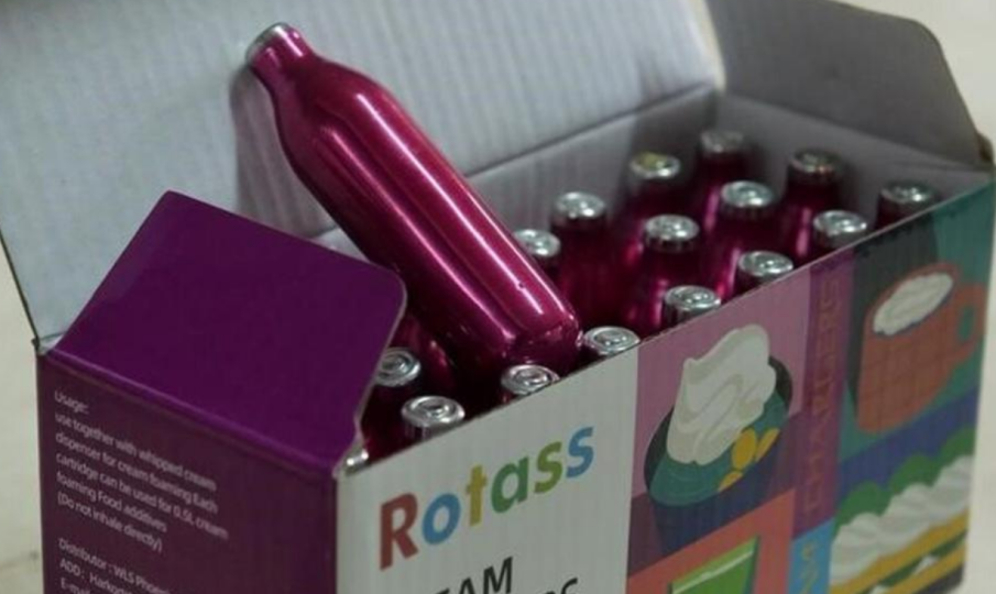 Иззеха 150 флакона райски газ от парти в училищен двор в Неделино