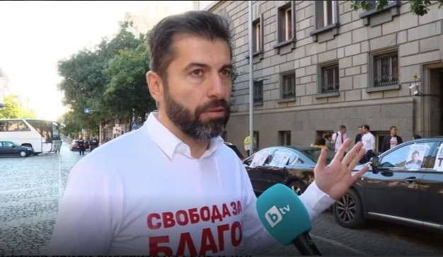 Кой позволява на палячото Кирил Петков да блокира и да е над закона