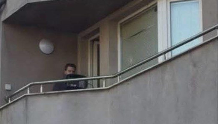 „Хоум офис“: Заснеха мъж с камера за скорост на тераса на апартамент в София