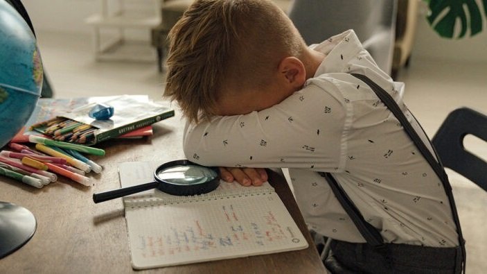 11-годишно момче прието в болница след 14-часово писане на домашни