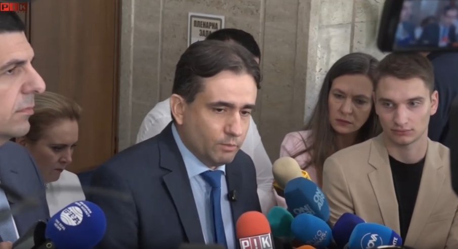 ШИЗОФРЕНИЯ НА МАКС! ДБ доволни от правителството за еврозоната, но все още искат да го свалят