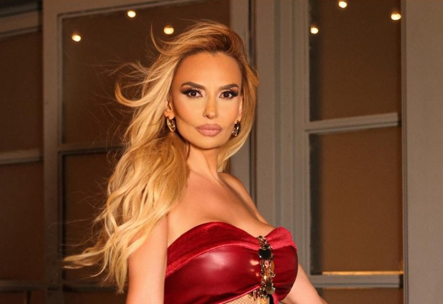 Малина изпрати внучката си на училище (СНИМКА)