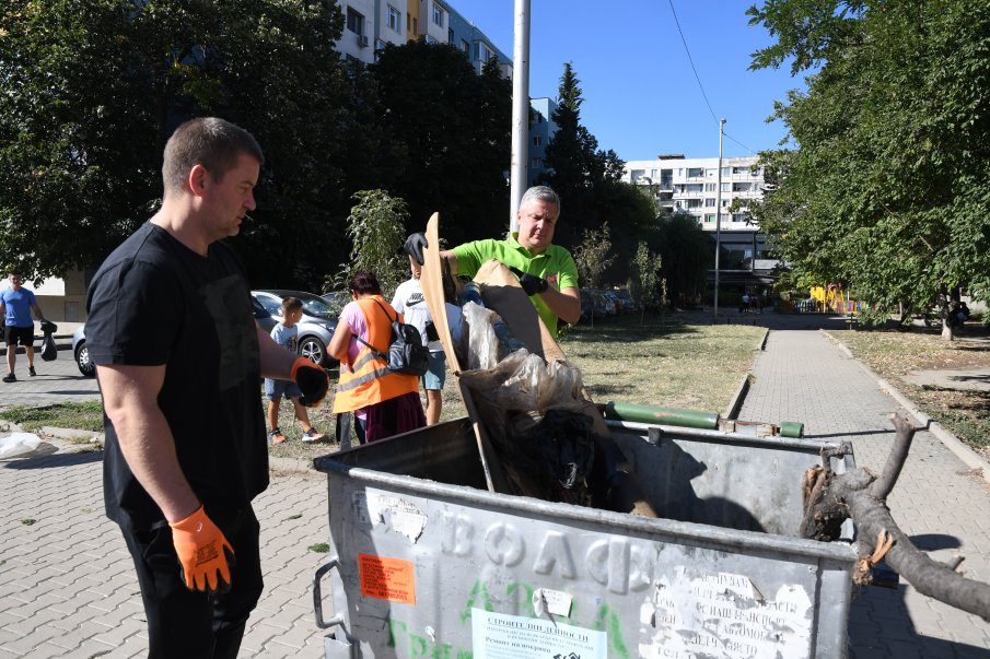 Кметът Живко Тодоров се включи в поредна акция за почистване на Стара Загора (СНИМКИ)
