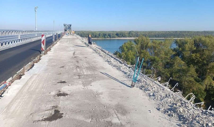 Дунав мост при Русе: Премахват стария тротоарен блок в 320-метров участък
