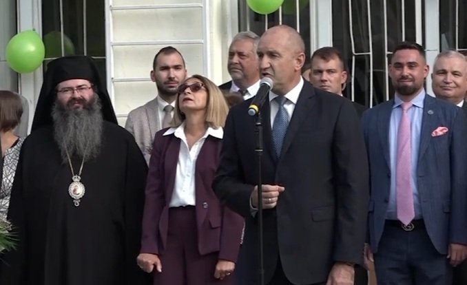 Радев наглее, политизира и 15 септември - иска държавата да му осигури бюджет, парк, коли и шофьори