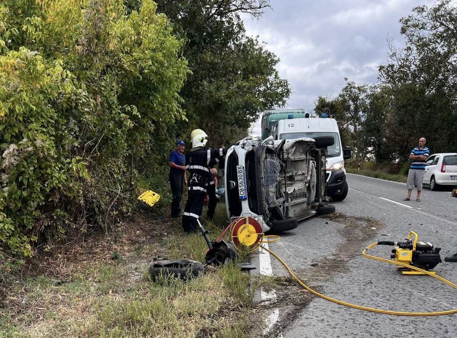 Двама души пострадаха при катастрофа между лек автомобил и микробус на главния път Стара Загора-Димитровград