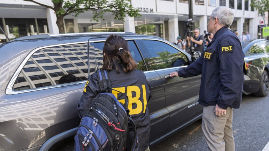 Мъж блъсна колата си в портала на ФБР в Питсбърг, остави американско знаме и избяга