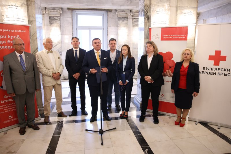ДОБРО ДЕЛО: Кръводарителска акция в парламента (СНИМКИ)