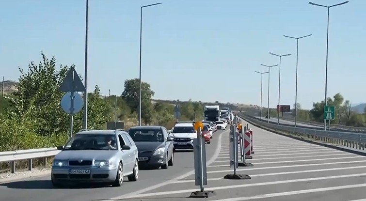 АДСКИ ТРАФИК: Километрична тапа на Струма преди Кресна на финала на почивните дни