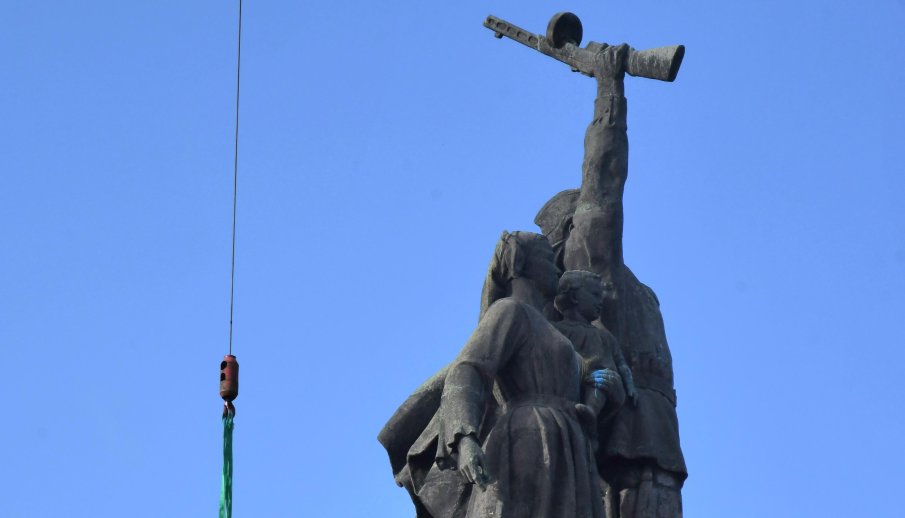 Изчезнаха части от Паметника на Съветската армия