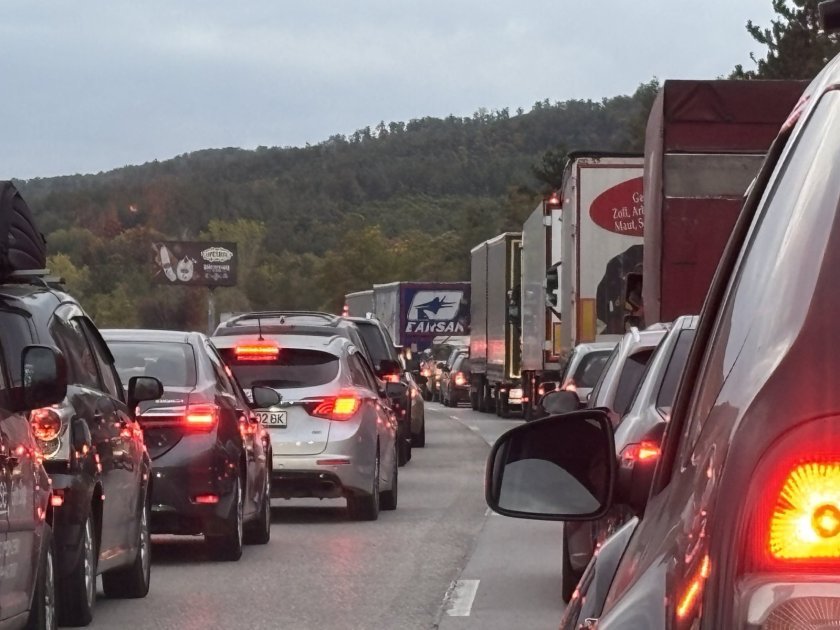 Четири пъти ще спират трафика по АМ Тракия днес