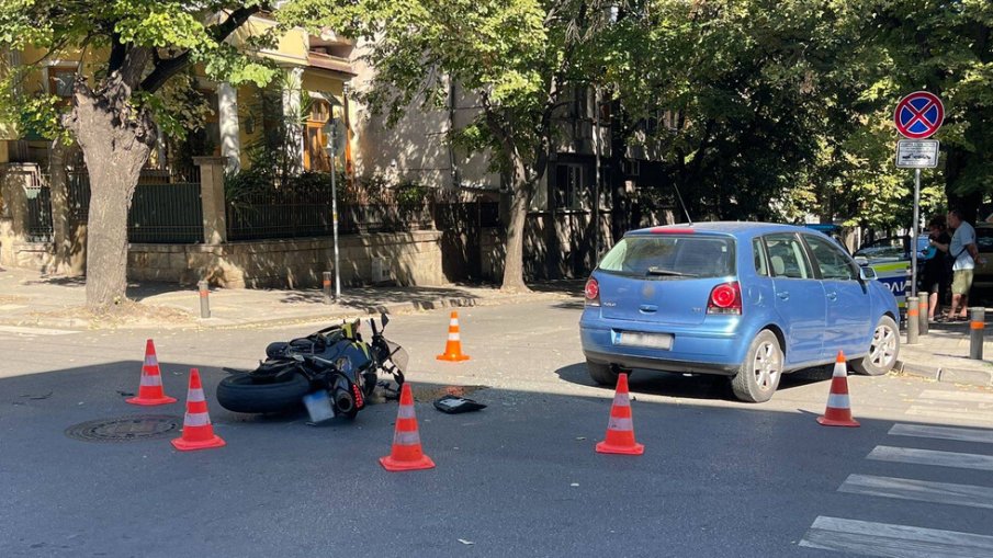Кола и мотор се натресоха в Стара Загора, има пострадал