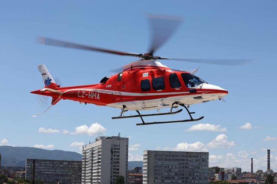 Транспортираха с хеликоптер пострадал в цех за пелети в доспатско село