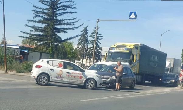 Два автомобила се удариха на столичния бул. Европа