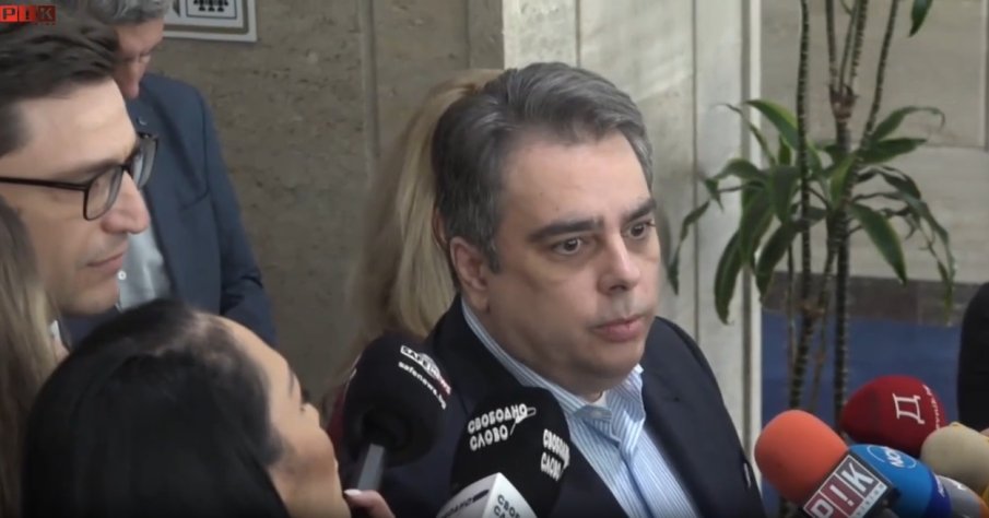 ШОУ В ПИК TV: Секнаха мисълта на Асен Василев - припомниха му как патрулка пазеше дома на Кирчо (ВИДЕО)