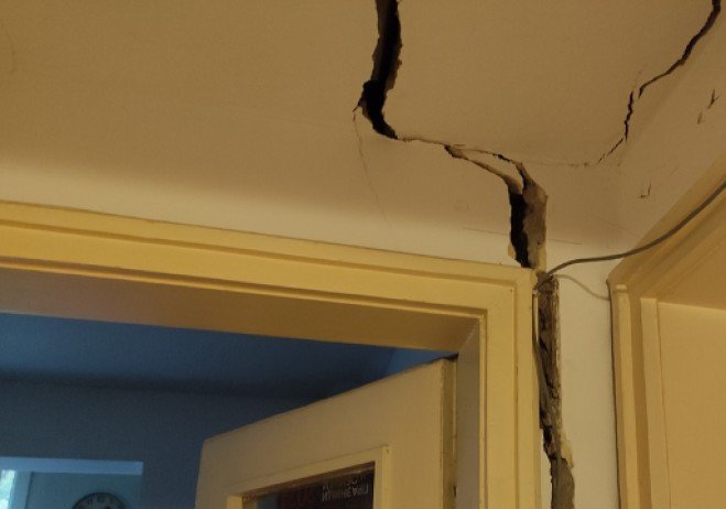 Евакуират обитателите на напукан блок в София