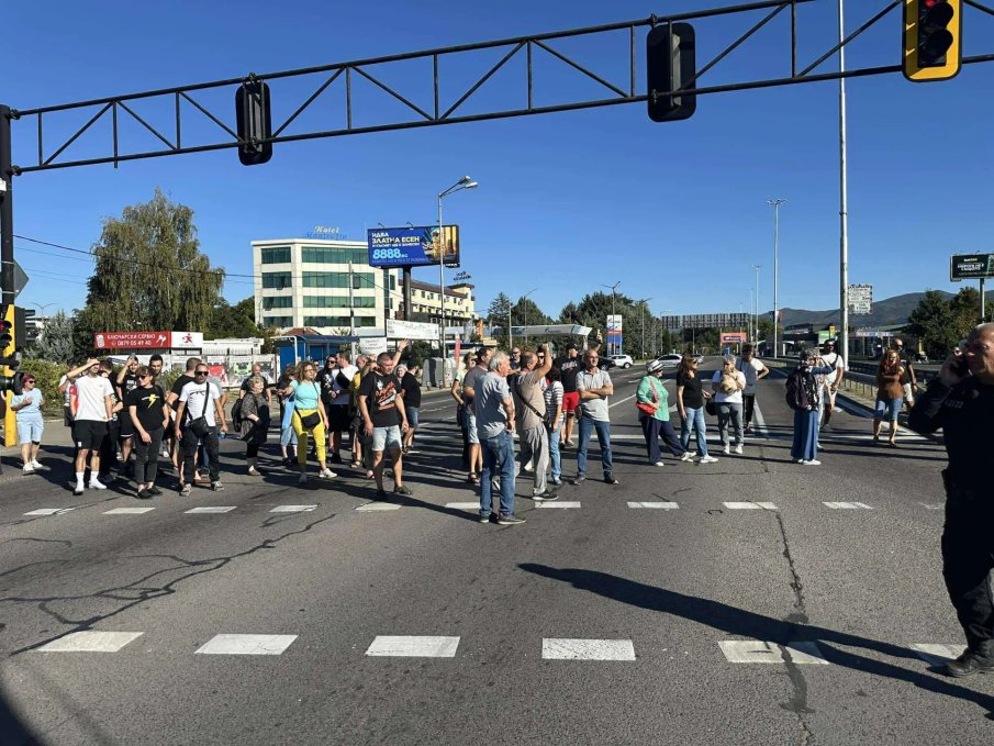Жители на „Дружба“ отново на протест срещу „Топлофикация“, седнаха на столчета на „Цариградско шосе“