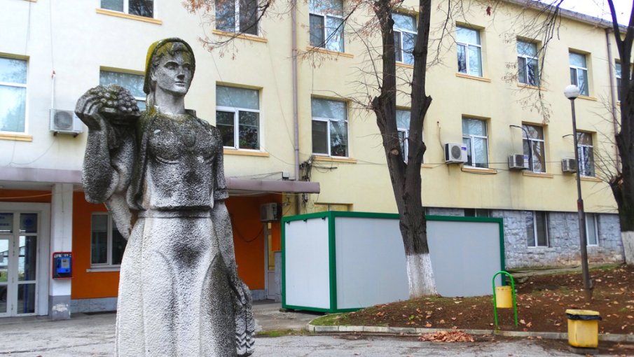 Болницата в Луковит търси лекари, медицински сестри и акушерки