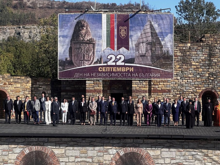 Депутати от ДПС-Ново начало се включиха в честванията на Деня на Независимостта във Велико Търново (СНИМКИ)