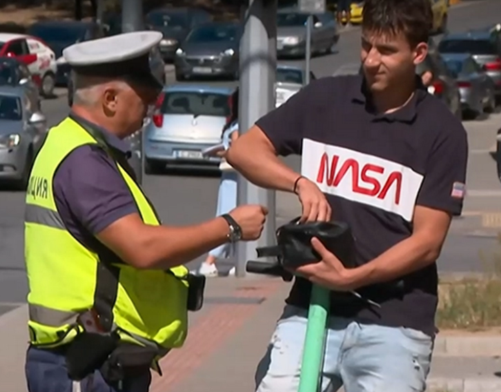 Спипаха тротинеткаджия да минава на червено, той се прави на будала