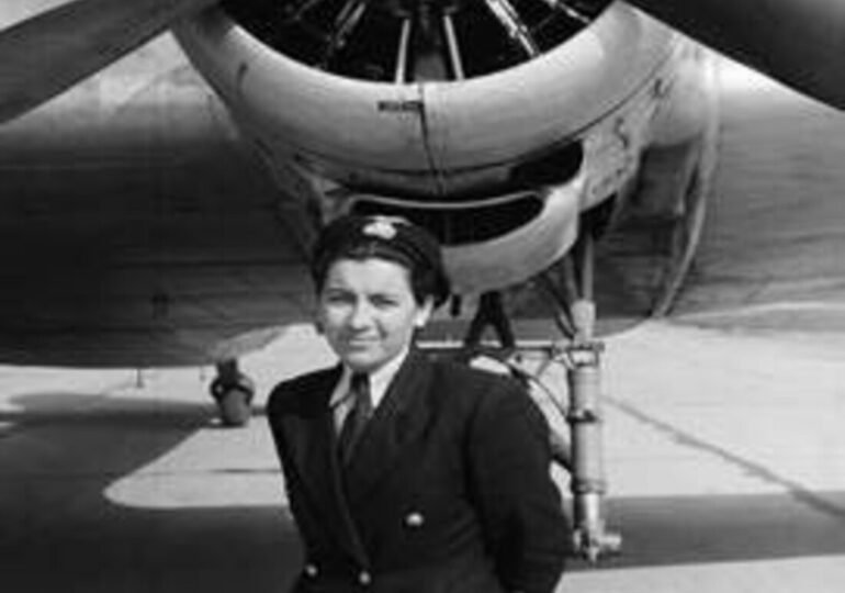 Откриха паметник на първата у нас жена-пилот в родното ѝ село