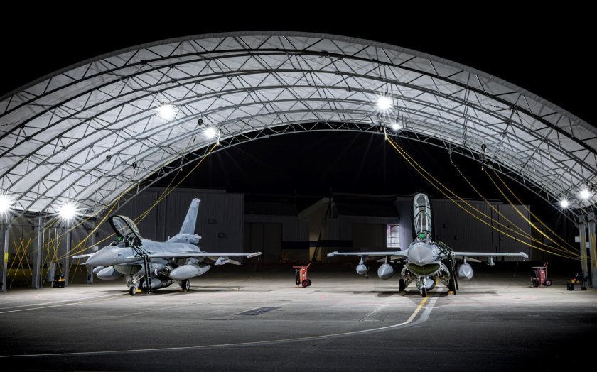 Още два изтребителя F-16 пристигнаха в авиобаза Граф Игнатиево