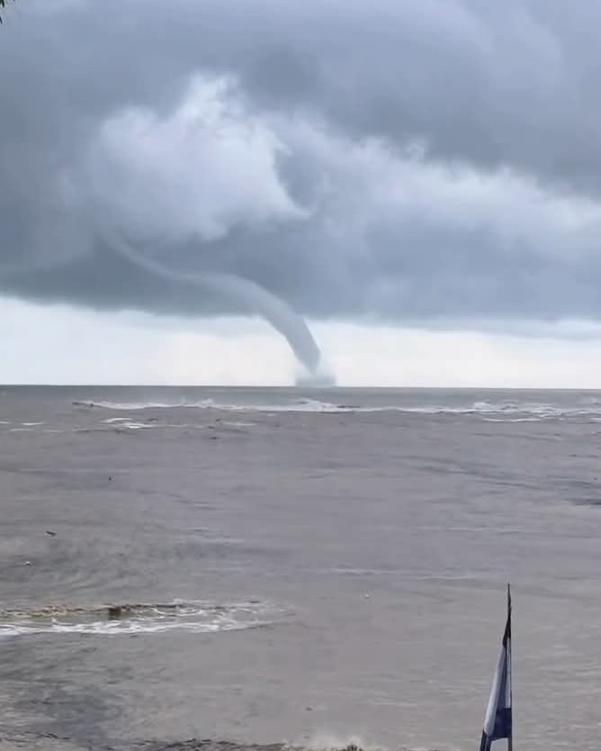 ЕКСТРЕМНО ВРЕМЕ: Смерч вилня в морето край Царево (СНИМКА)