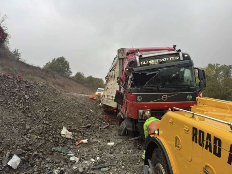 Смачкан ТИР и счупени знаци след катастрофа край Ботевград